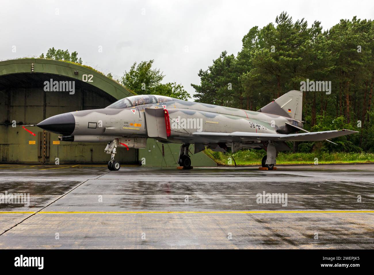 Caccia F-4 Phantom II dell'Aeronautica tedesca di fronte a un rifugio rinforzato presso la base aerea di Wittmund, Germania - 29 giugno 2013. Foto Stock