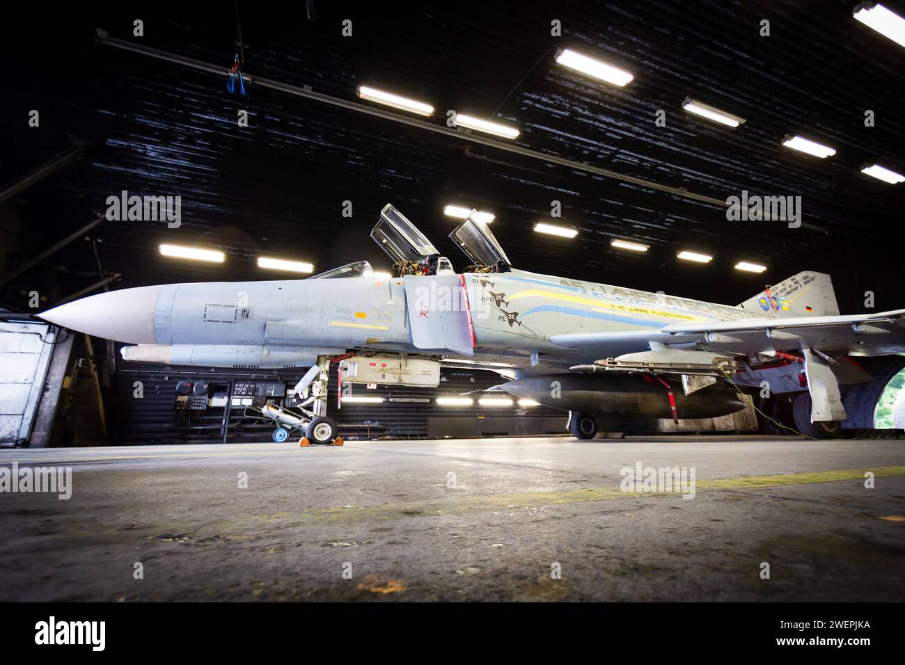 Caccia F-4 Phantom II dell'Aeronautica militare tedesca in un rifugio temprato presso la base aerea di Wittmund, Germania - 29 giugno 2013. Foto Stock