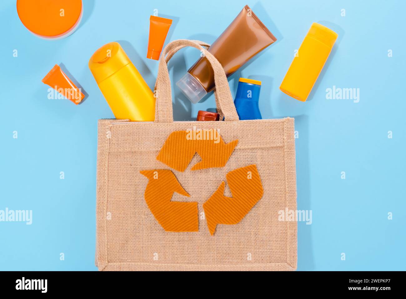 Tubi e prodotti cosmetici usati. Segnale di riciclaggio della plastica. Acquistare e consumare meno cosmetici. Salvate il pianeta Foto Stock