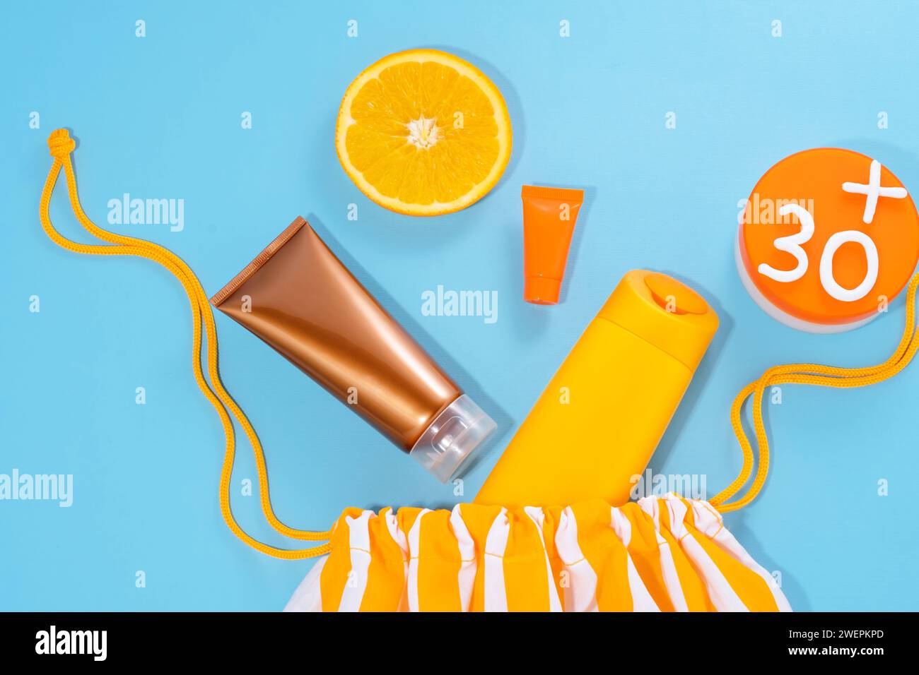 Protezione solare con vitamina C, alto livello di protezione. Atmosfera estiva. Concetto di shopping. vista dall'alto. Foto Stock