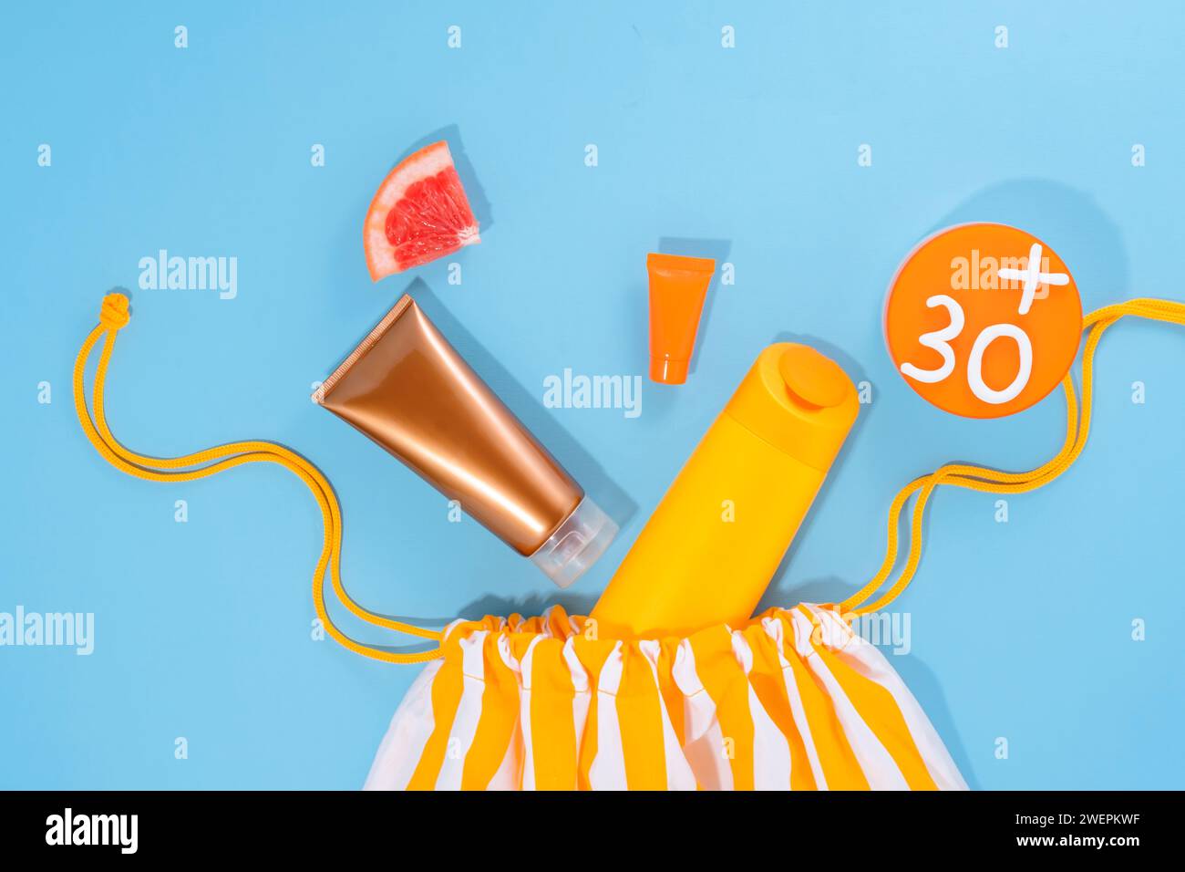 Protezione solare con vitamina C, alto livello di protezione. Atmosfera estiva. Concetto di shopping. vista dall'alto. Foto Stock