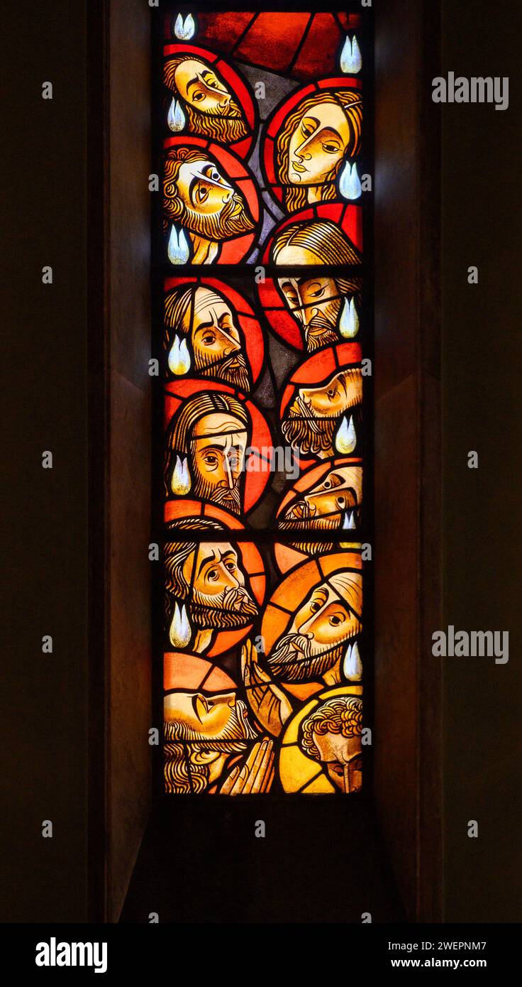 La discesa dello Spirito Santo. Parte di una grande vetrata a Igreja de Nossa Senhora de Fátima, Lisbona. Foto Stock