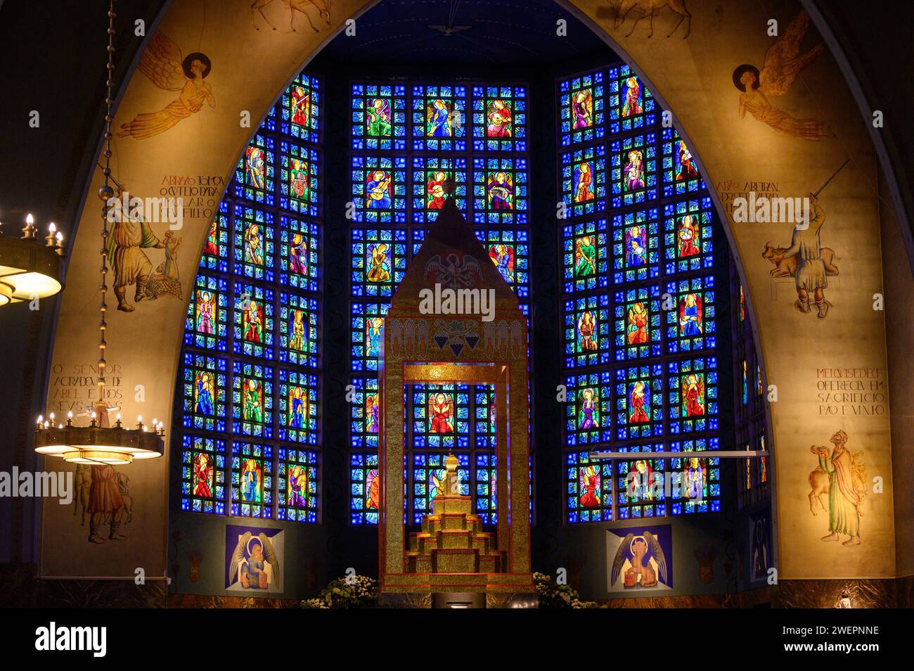 Vetrate colorate sopra l'altare maggiore a Igreja de Nossa Senhora de Fátima, Lisbona. Foto Stock