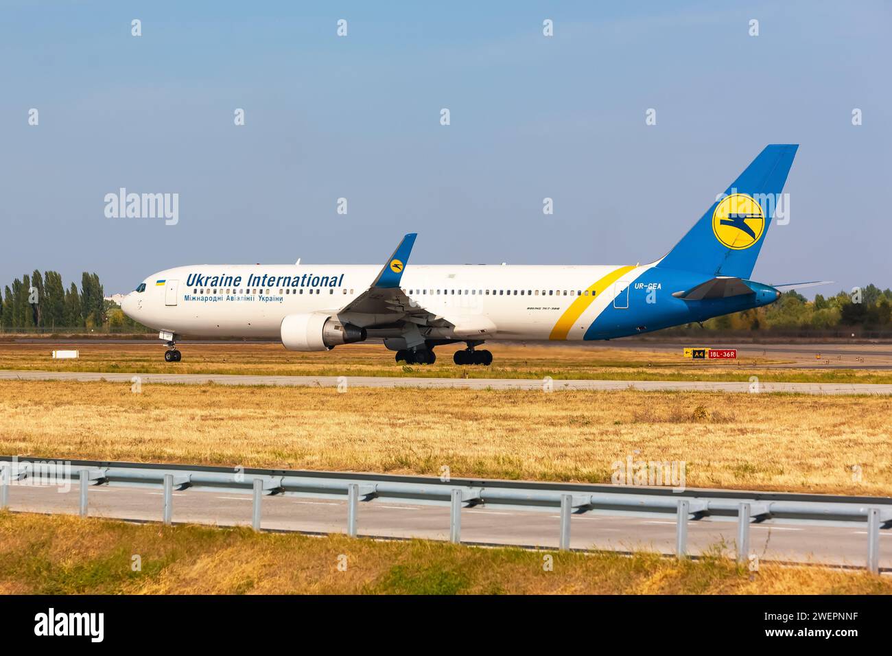 Boryspil, Ucraina - 10 settembre 2019: Aereo Boeing 767-300ER (UR-GEA) di Ukraine International Airlines (FlyUIA) presso l'Aeroporto Internazionale di Boryspil Foto Stock