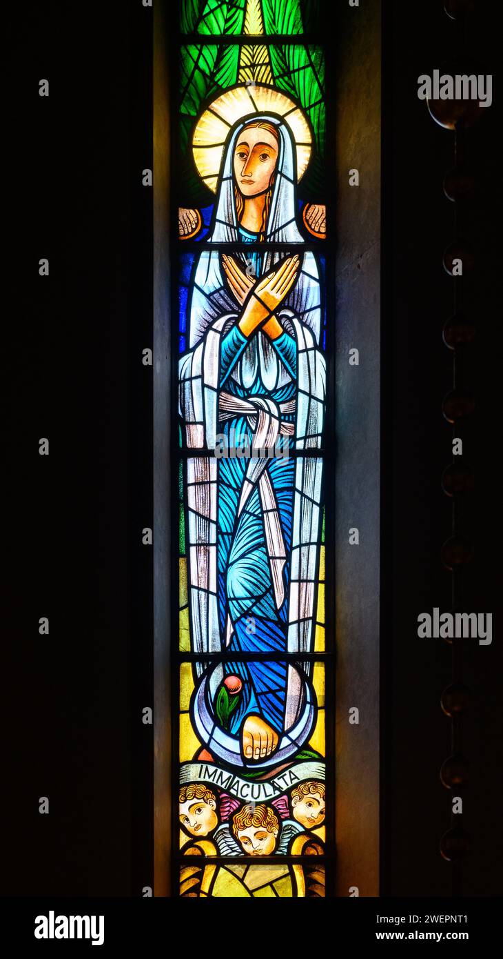 Immacolata - un titolo della Vergine Maria. Una vetrata a Igreja de Nossa Senhora de Fátima, Lisbona. Foto Stock