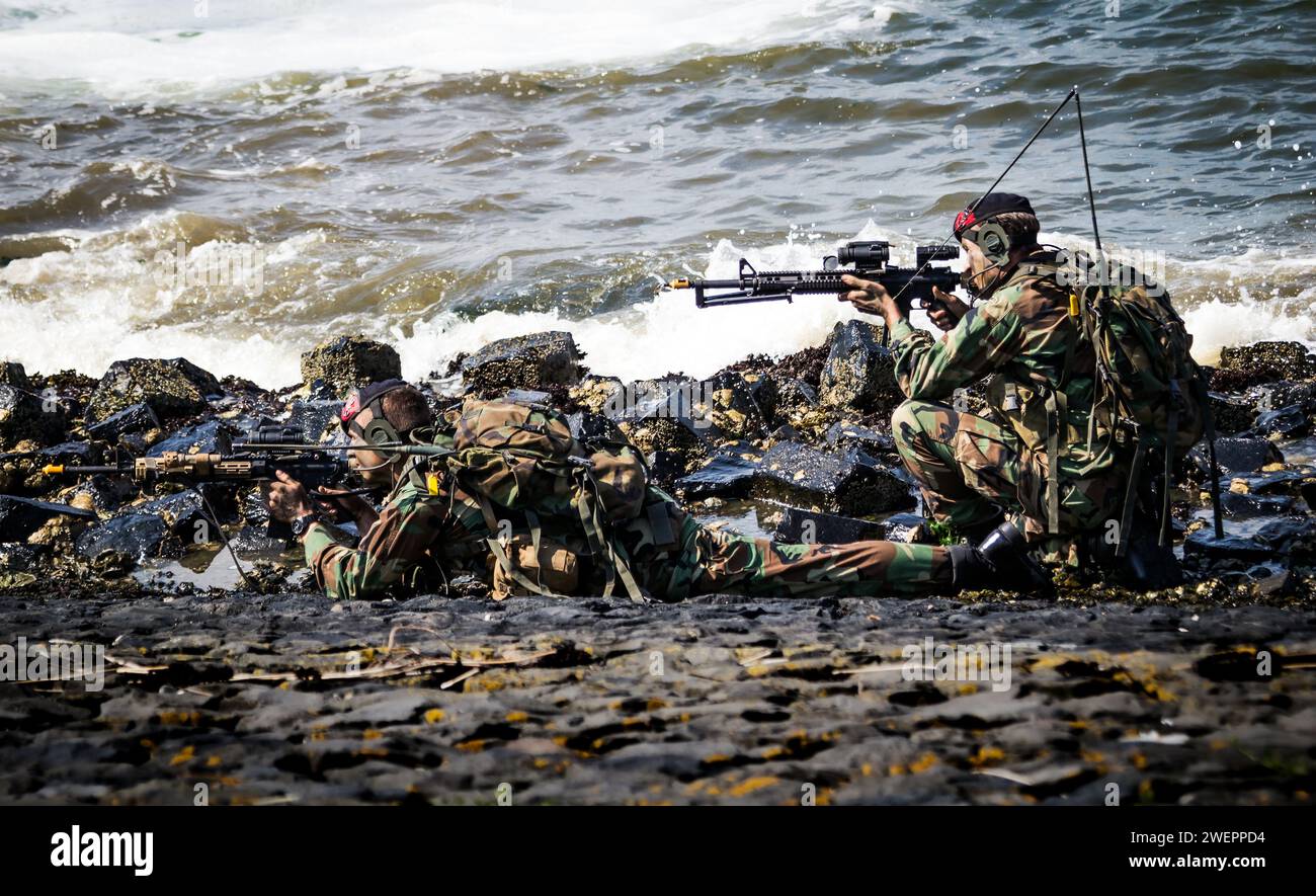 Corpo dei Marines dei Paesi Bassi durante una dimostrazione di assalto anfibio. Den Helder, Paesi Bassi - 7 luglio 2012 Foto Stock