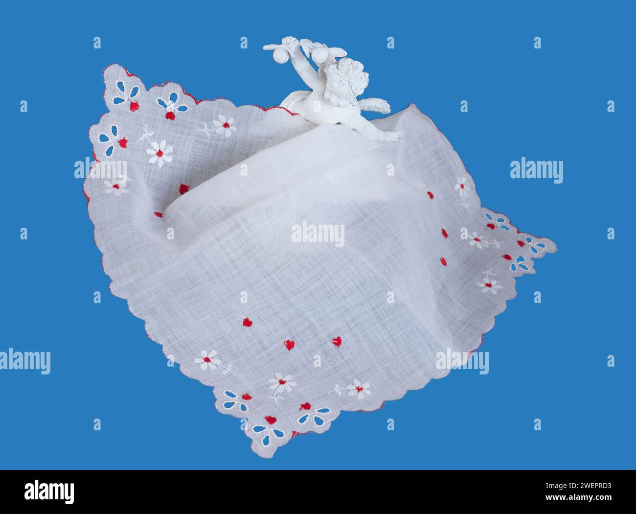 I cuori rossi sul fazzoletto di tessuto consentono di centrare lo spazio del testo. Il display presenta una figura di cupido bianca. Le delicate finiture e i bordi degli occhielli donano un'atmosfera da sogno a san valentino. Foto Stock
