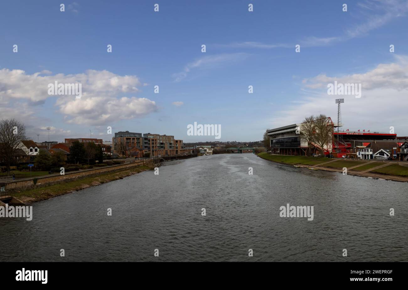 I proiettori di Meadow Lane e del City Ground su entrambi i lati del fiume Trent a Nottingham, Regno Unito Foto Stock