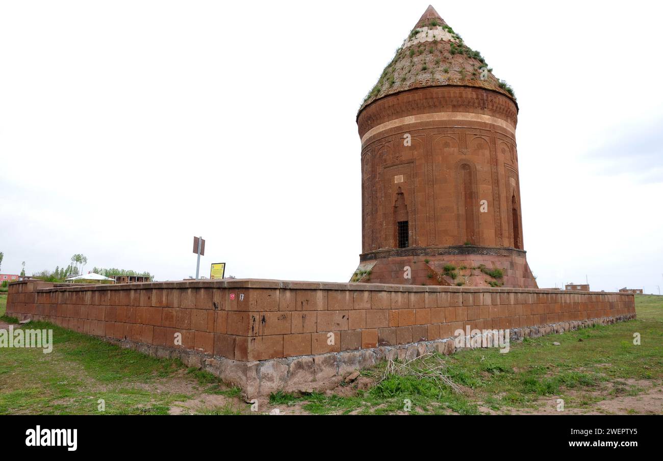 La tomba di Ulu ad Ahlat, in Turchia, fu costruita durante il periodo selgiuchide. Foto Stock
