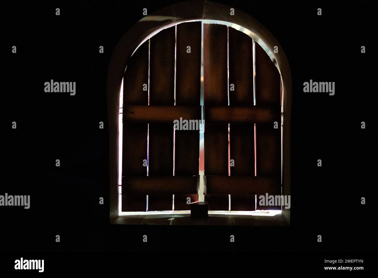 Vecchia finestra chiusa con persiane in legno. Foto Stock