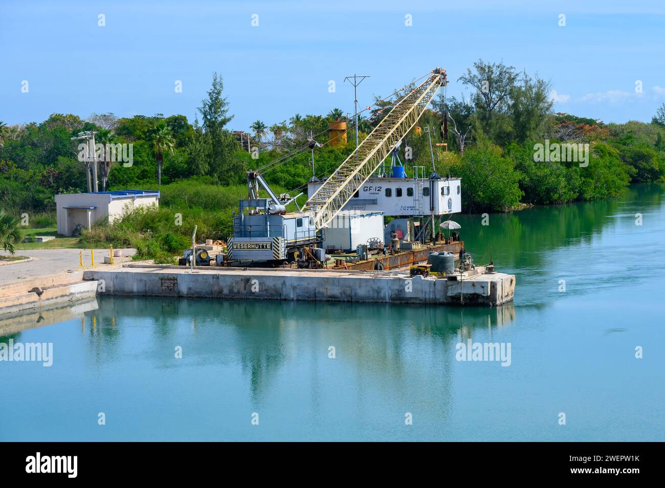 Gru pesante nel fiume all'ingresso di Varadero, Cuba Foto Stock