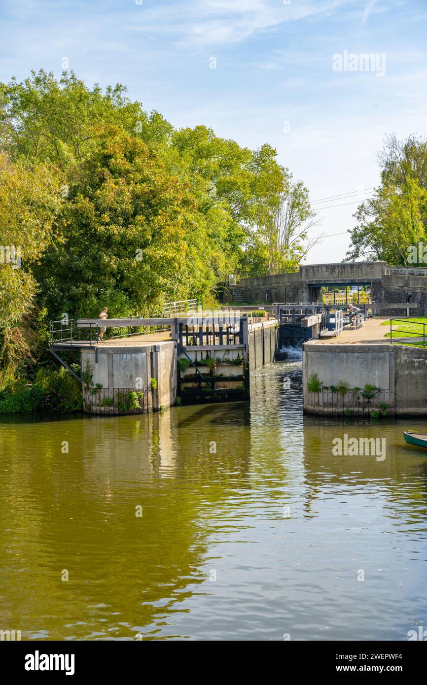 Il fiume Medway ad Hampstead Lock vicino a Yalding Kent Foto Stock