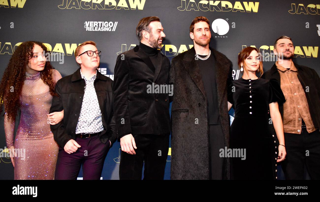 Rochelle Goldie, Thomas Turgoose, Jamie Childs, Oliver Jackson-Cohen, Jenna Coleman e Allan Mustafa nella foto della premiere di Jackdaw. Foto Stock