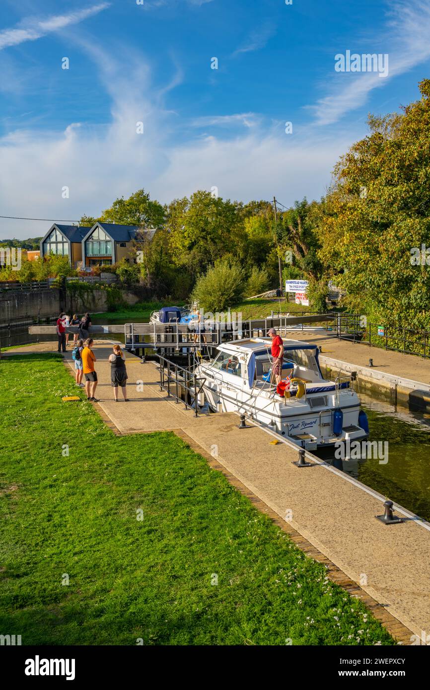 Il fiume Medway ad Hampstead Lock vicino a Yalding Kent Foto Stock