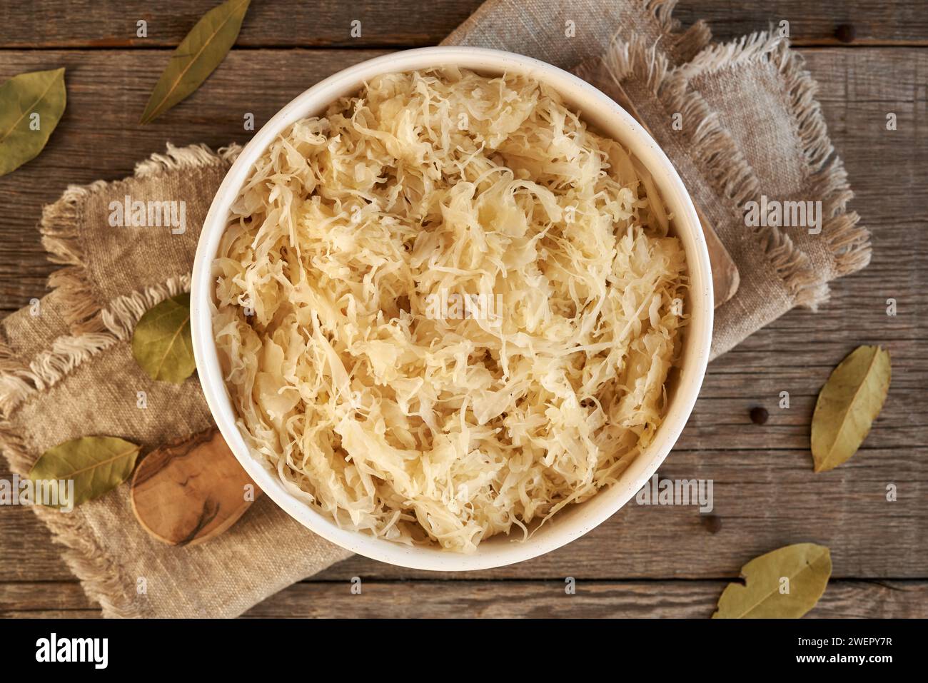 Una ciotola di cavolo fermentato fatto in casa o crauti su un tavolo, vista dall'alto Foto Stock