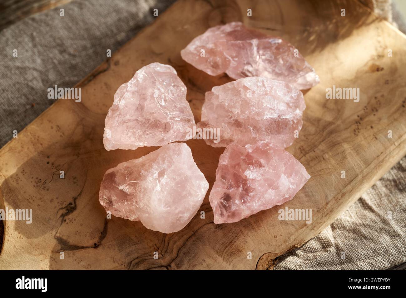 Pietre di quarzo rosa su un tavolo Foto Stock