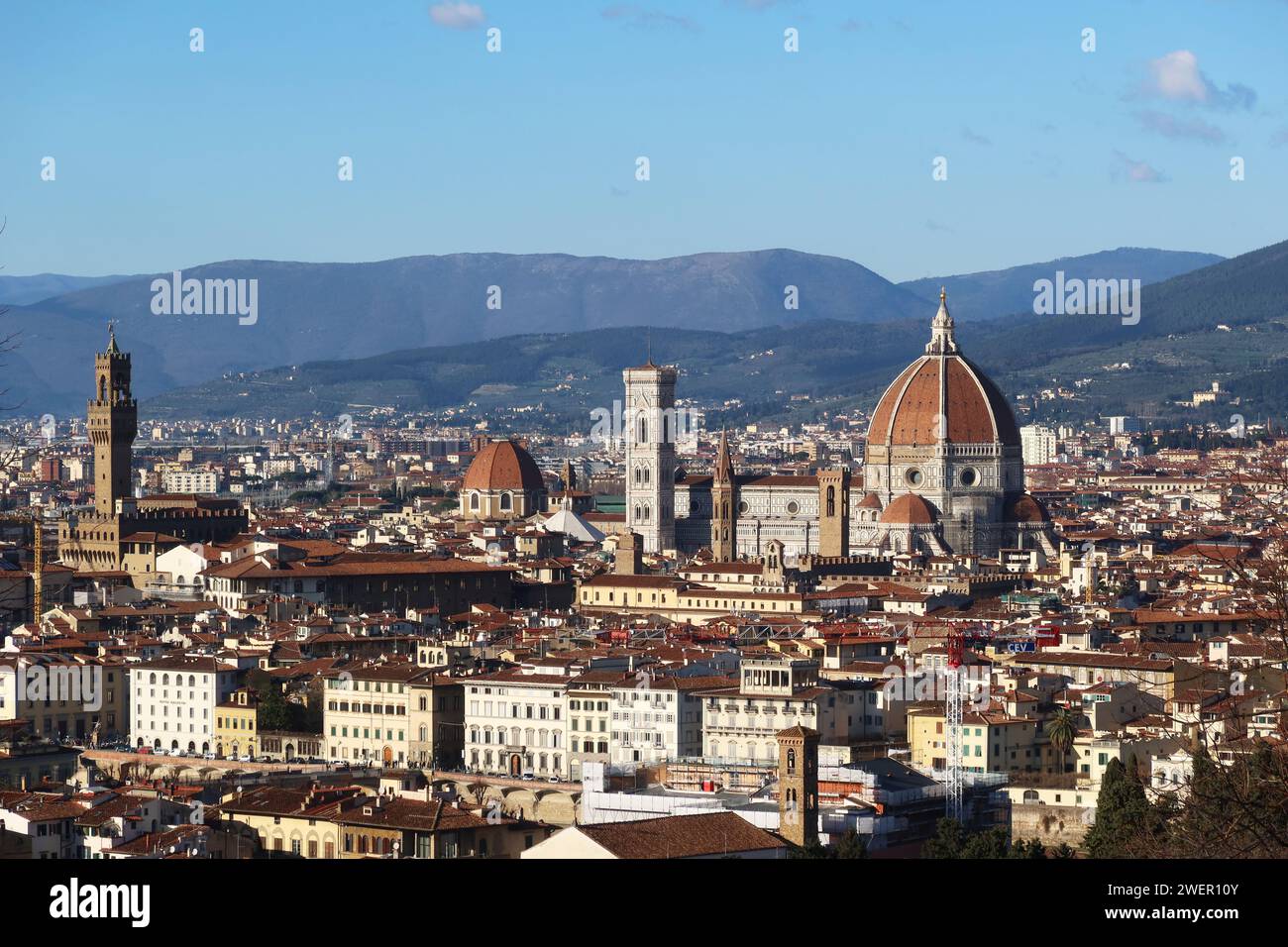 Questa vista panoramica di Firenze cattura l'essenza della città in autunno, con il Duomo di Firenze al centro dello skyline. La scena lo e' Foto Stock
