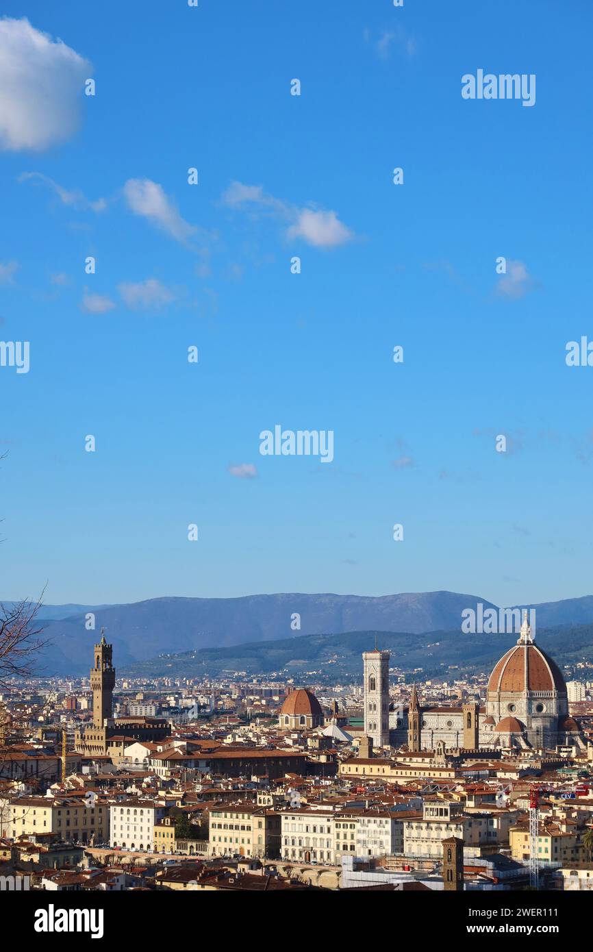 Questa vista panoramica di Firenze cattura l'essenza della città in autunno, con il Duomo di Firenze al centro dello skyline. La scena lo e' Foto Stock