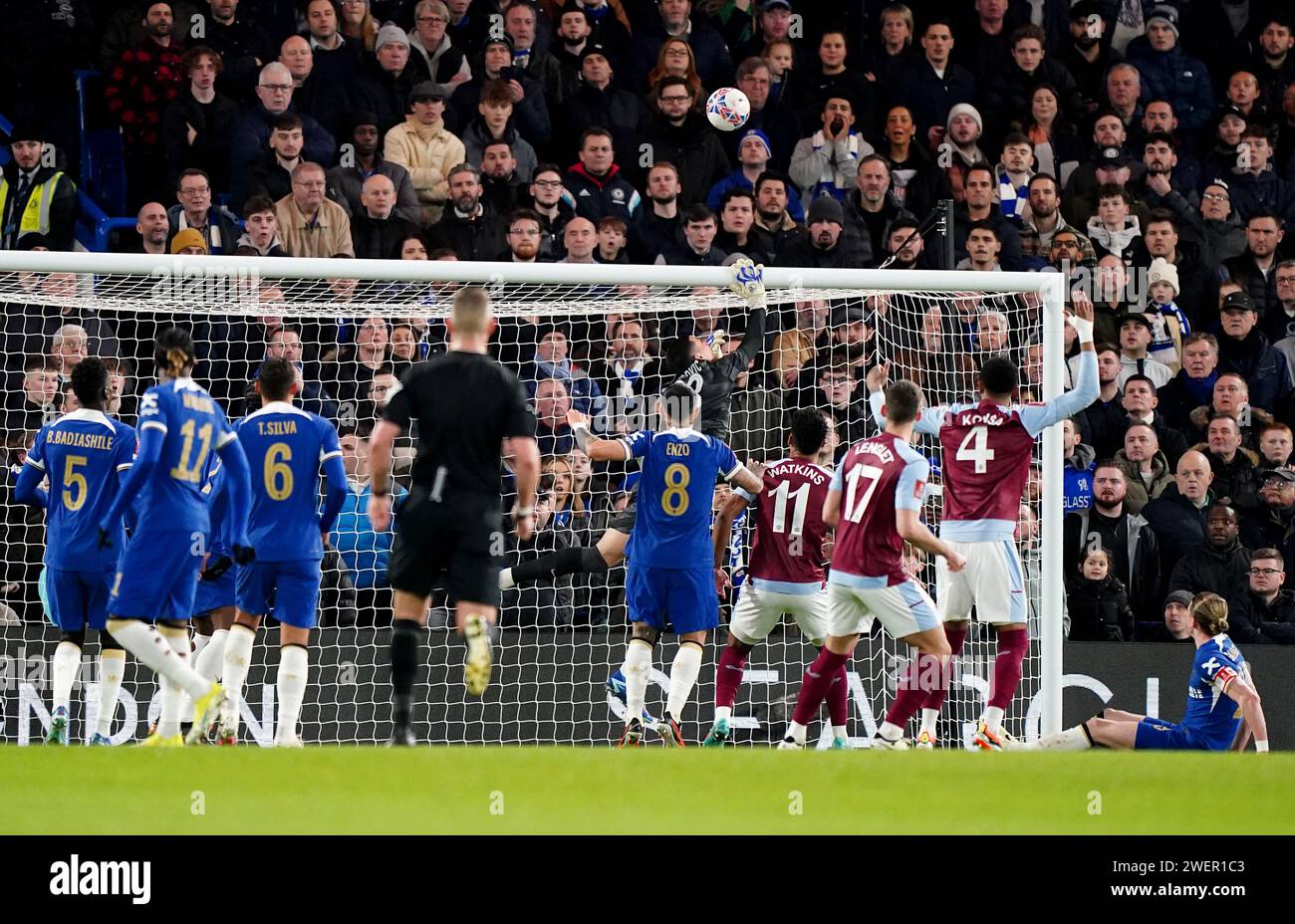 Il portiere del Chelsea Djordje Petrovic salva la partita del quarto turno della Emirates fa Cup a Stamford Bridge, Londra. Data immagine: Venerdì 26 gennaio 2024. Foto Stock