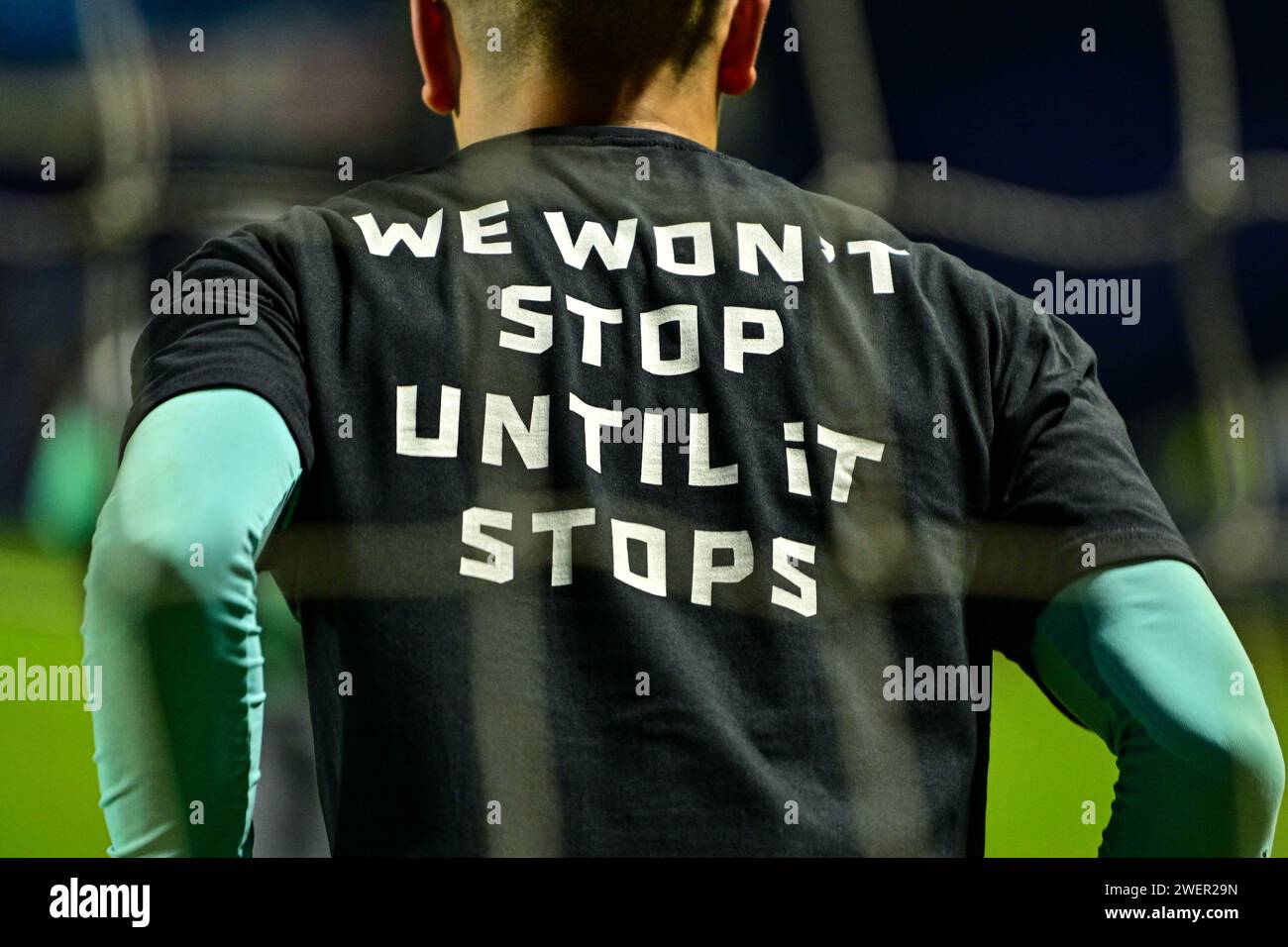 Hillsborough Stadium, Sheffield, Regno Unito. 26 gennaio 2024. Fa Cup Fourth Round Football, Sheffield Wednesday contro Coventry City; Un messaggio chiaro sulle maglie di allenamento dello Sheffield Wednesday durante il warm-up pre-partita credito: Action Plus Sports/Alamy Live News Foto Stock