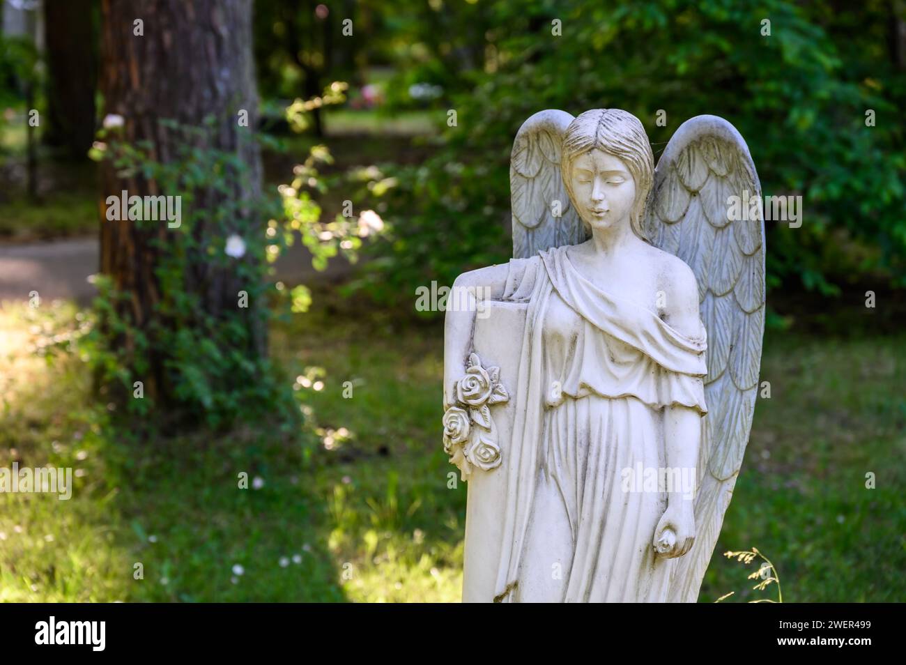 Statua di angelo bianco al cimitero Foto Stock