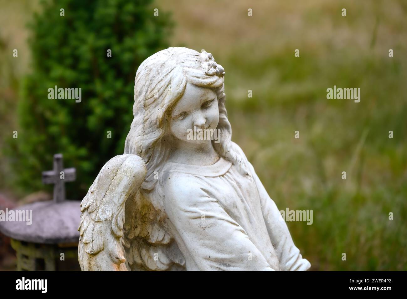 Statua di angelo simile a un bambino in una tomba Foto Stock