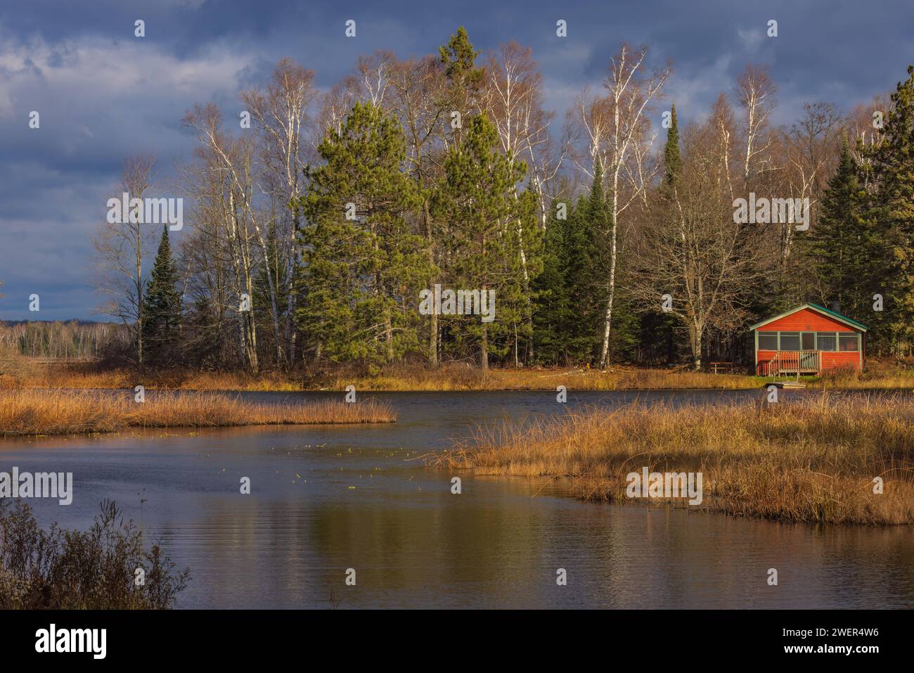 Fishtrap Cove Resort in una tempesta giornata autunnale nel Wisconsin settentrionale. Foto Stock