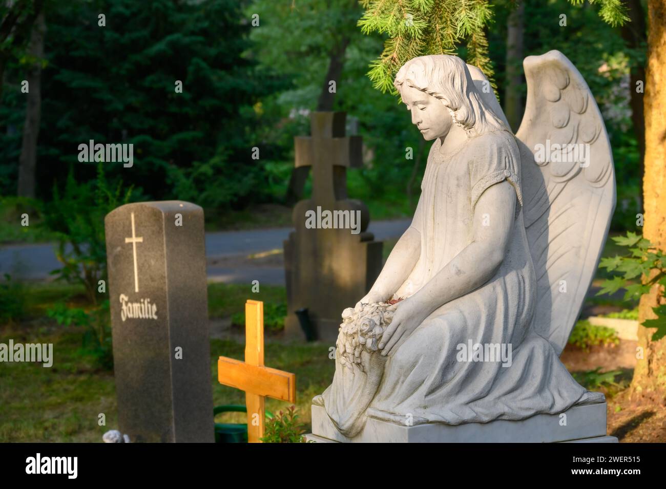Figura d'angelo seduta al cimitero Foto Stock