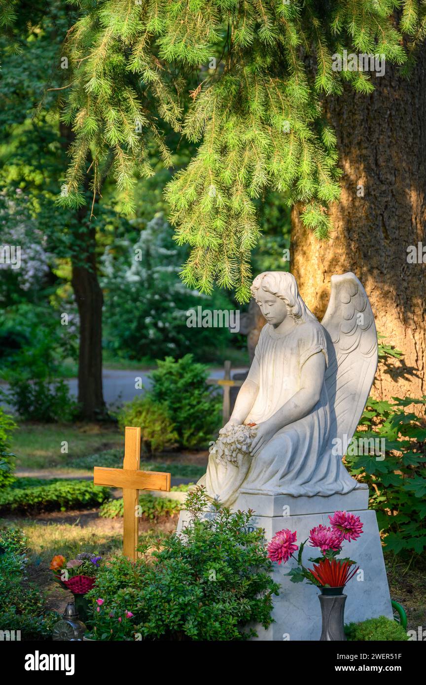 Figura d'angelo seduta al cimitero Foto Stock