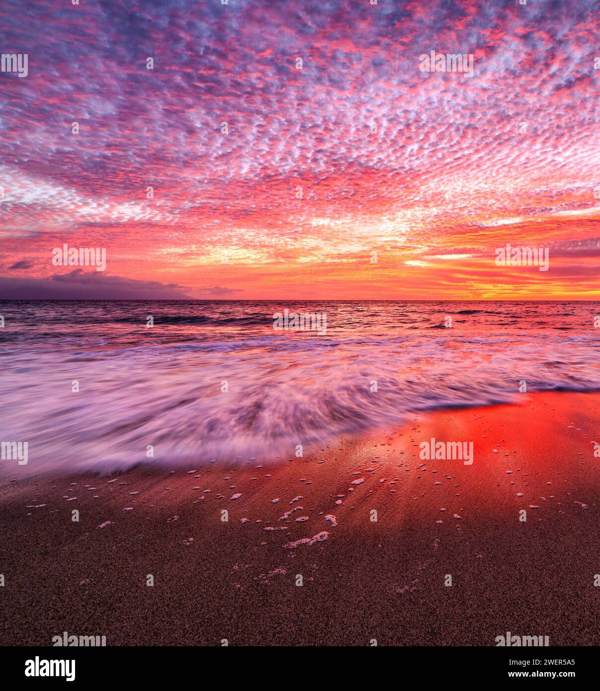 Un colorato paesaggio tropicale dell'oceano Sunrise Beach con Un'onda che arriva alla Shore Vertical Image Foto Stock