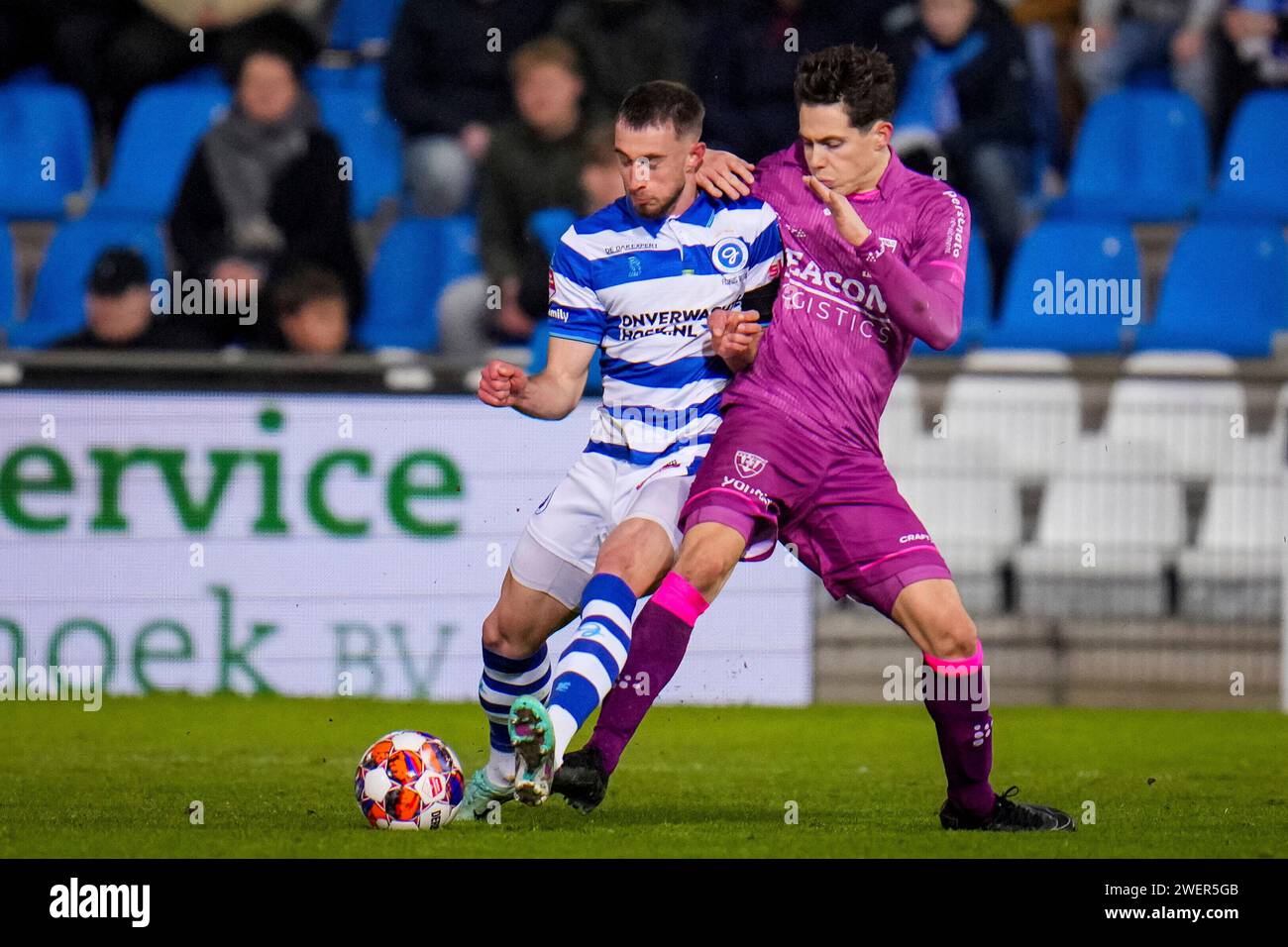 Doetinchem, Paesi Bassi. 26 gennaio 2024. DOETINCHEM, PAESI BASSI - GENNAIO 26: David Flakus Bosilj di De Graafschap e Simon Janssen di VVV-Venlo combattono per il possesso durante l'olandese Keuken Kampioen Divisie match tra De Graafschap e VVV-Venlo allo Stadion De Vijverberg il 26 gennaio 2024 a Doetinchem, Paesi Bassi. (Foto di Rene Nijhuis/Orange Pictures) credito: dpa/Alamy Live News Foto Stock