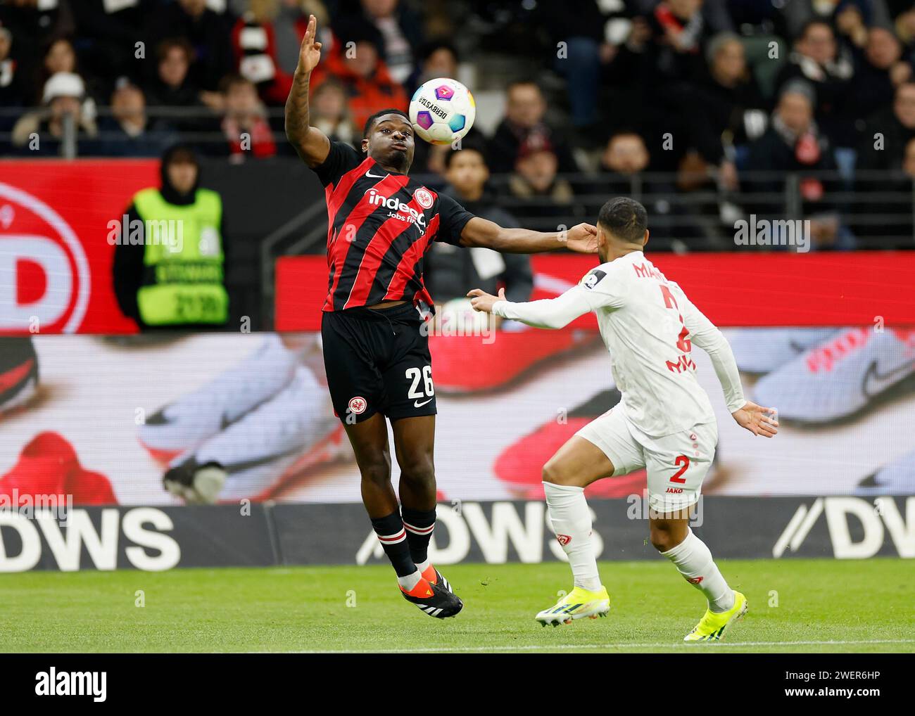 Francoforte sul meno, Deutschland. 26 gennaio 2024. v. l. Junior Dina Ebimbe (Eintracht Frankfurt, 26) und Phillipp Mwene (1.FSV Mainz 05, 2). 26.01.2024, Fussball, 1. Bundesliga, Eintracht Francoforte - 1. LE NORMATIVE FSV Mainz 05, GER, Frankfurt am Main, Deutsche Bank Park, DFL VIETANO L'USO DI FOTOGRAFIE COME SEQUENZE DI IMMAGINI E/O QUASI-VIDEO. Credito: dpa/Alamy Live News Foto Stock