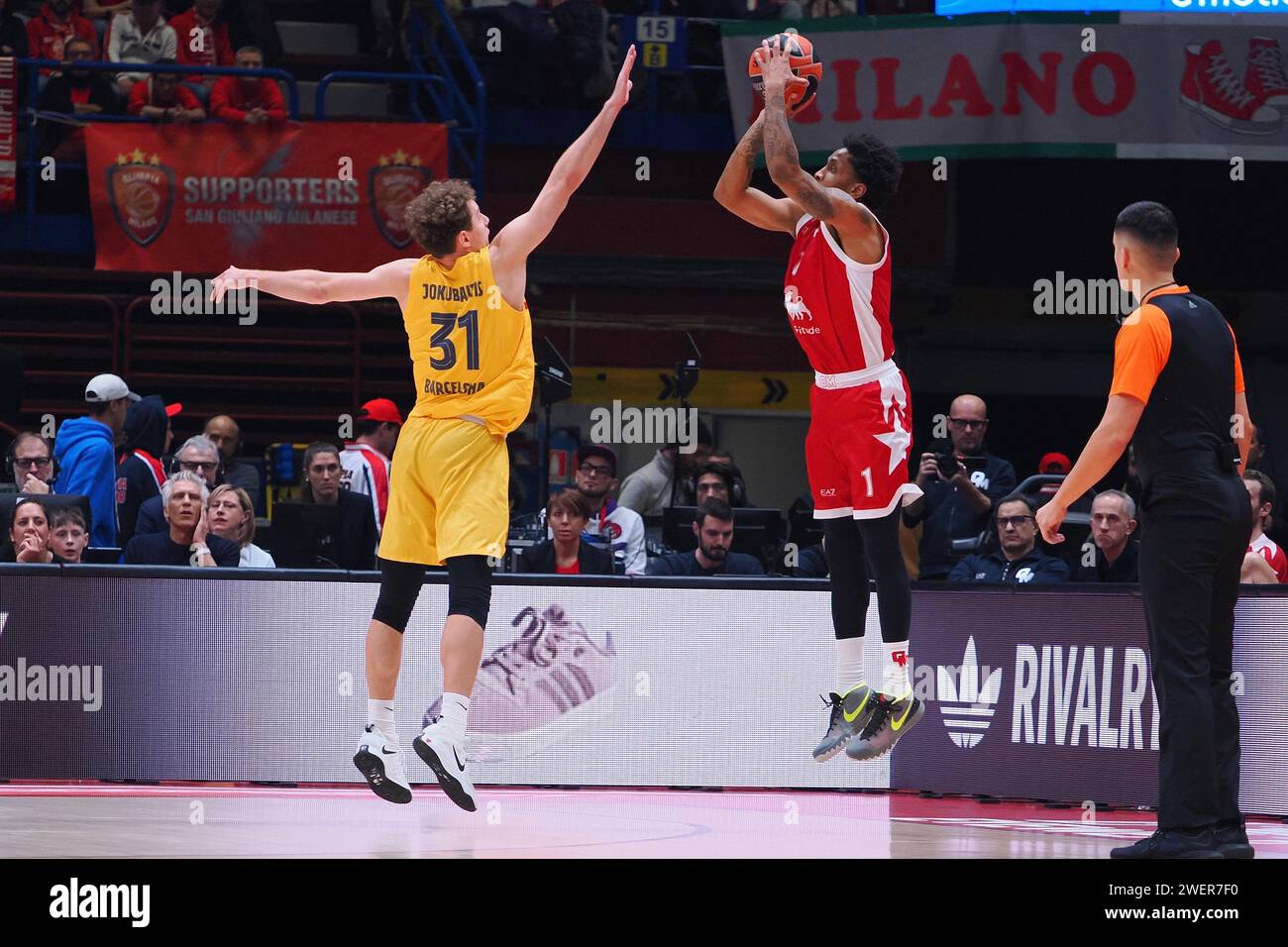 Milano, Italia. 26 gennaio 2024. Rodney McGruder (EA7 Emporio Armani Olimpia Milano) sventato da Rokas Jokubaitis (FC Barcelona) durante la partita EA7 Emporio Armani Milano vs FC Barcelona, Basketball Euroleague a Milano, Italia, gennaio 26 2024 credito: Independent Photo Agency/Alamy Live News Foto Stock