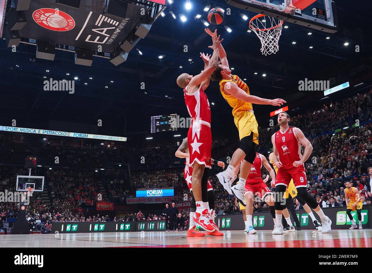 Milano, Italia. 26 gennaio 2024. Shavon Shields (EA7 Emporio Armani Olimpia Milano) e Oriol Pauli (FC Barcelona) durante EA7 Emporio Armani Milano vs FC Barcelona, partita Eurolega di pallacanestro a Milano, Italia, gennaio 26 2024 credito: Independent Photo Agency/Alamy Live News Foto Stock