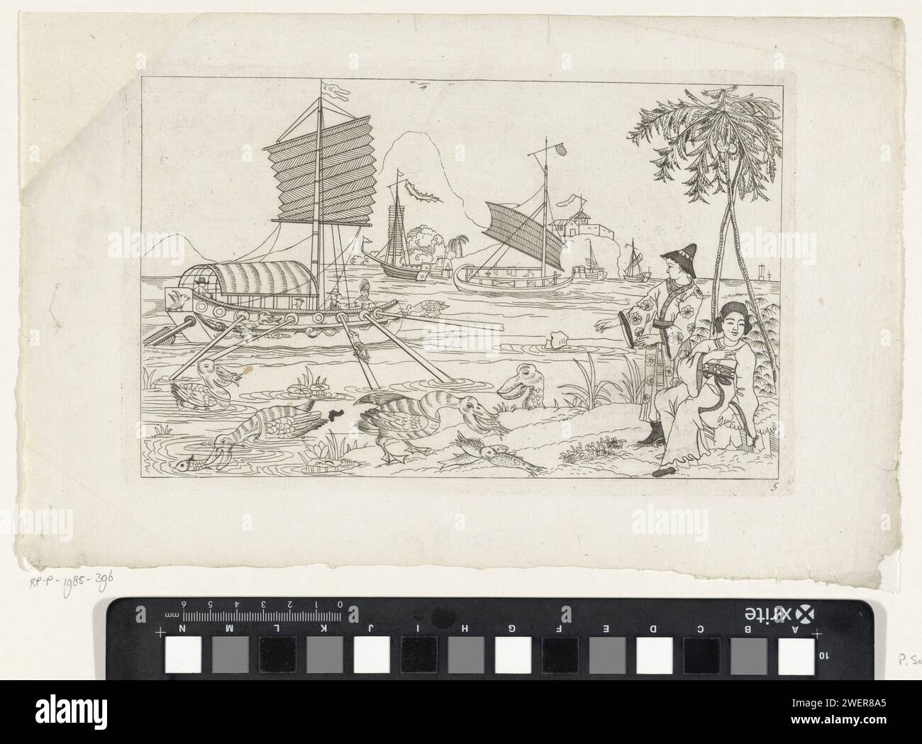 Barche a vela cinesi in una baia, con alimentazione di uccelli acquatici, c. 1715 - c. 1725 stampa paesaggio con una nave a vela con germi a remi sull'acqua. Uccelli acquatici che pescano in primo piano. A destra due figure sotto una palma. Carta con incisione cinese. corso d'acqua. uccelli acquatici. barca a vela, barca a vela Foto Stock