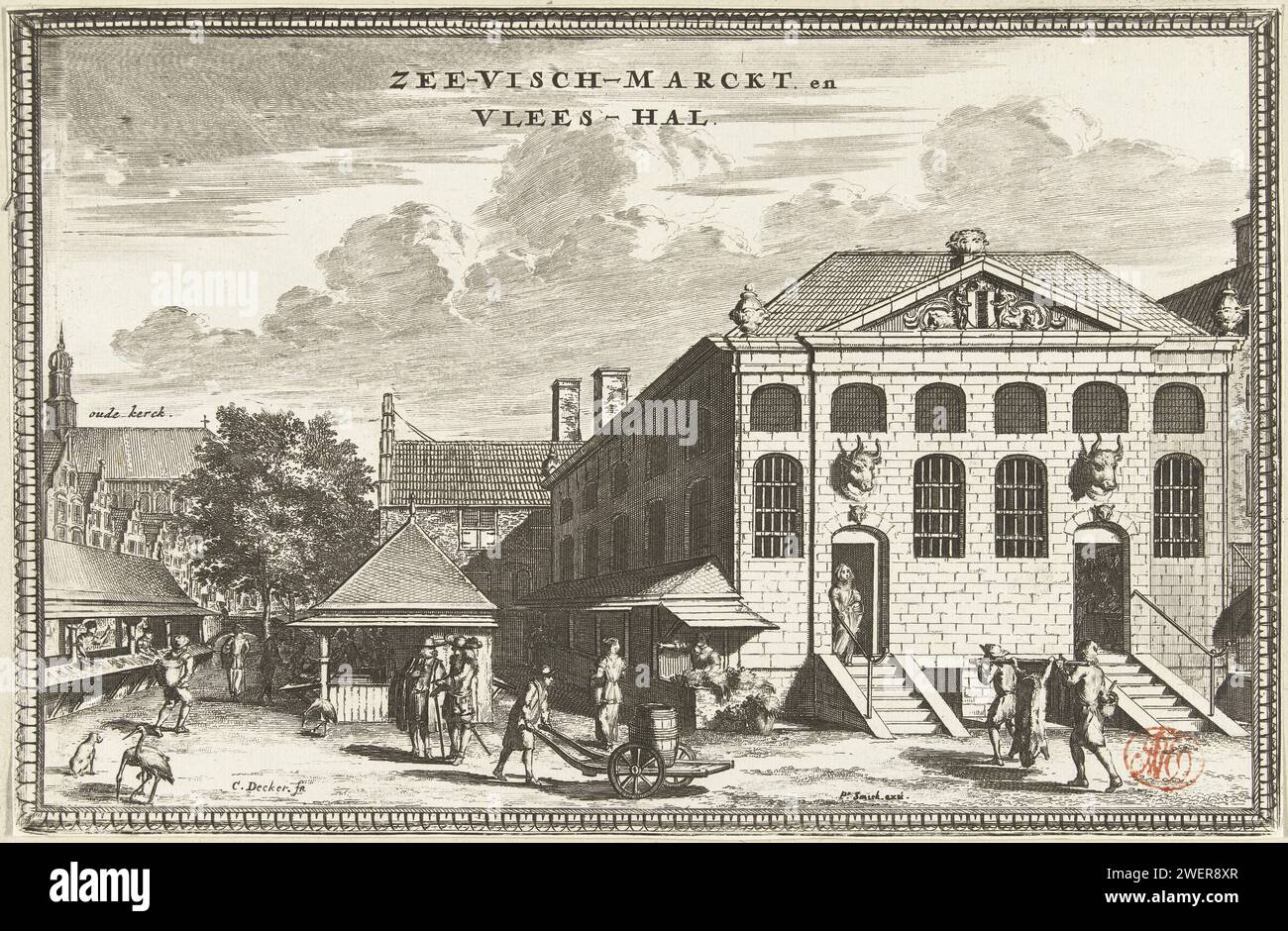 Veduta del Vismarkt e del Vleeshal a Delft, Coenraet Decker, stampa 1678 - 1703 veduta del Vismarkt (a sinistra) e della sala della carne (a destra) all'angolo tra l'Hippolytusbuurt e il Voldersgracht a Delft. I venditori sono in piedi nelle bancarelle del mercato coperto con il loro pesce fresco mentre le cicogne fanno un buco. Un maiale di genere viene trasportato nella sala della carne. Ha lasciato sullo sfondo la vecchia chiesa. mercato di incisione della carta. via (+ città(-scape) con cifre, personale). Uccelli costieri e uccelli guadi: cicogne Voldersgracht. Hippolytusbuurt Foto Stock