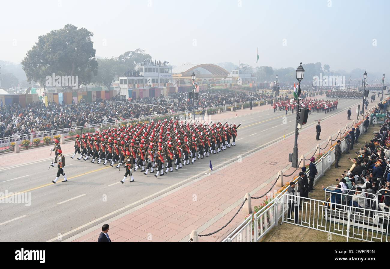 NUOVA DELHI, INDIA - GENNAIO 26: Un contingente del reggimento Sikh marcia davanti alla base salutistica durante la 75a Parata del giorno della Repubblica 2024, sul percorso Kartavya, il 26 gennaio 2024 a nuova Delhi, India. L'India si prepara alla celebrazione del platino della Festa della Repubblica del paese di venerdì con un'affascinante mostra della sua abilità militare e del suo ricco patrimonio culturale presso il maestoso "Kartavya Path" di nuova Delhi. Alla vigilia della Festa della Repubblica, giovedì il governo dell'Unione ha annunciato medaglie di Gallantry e di servizio a 1.132 membri del personale di diverse agenzie come le forze paramilitari, la polizia, il fuoco Foto Stock