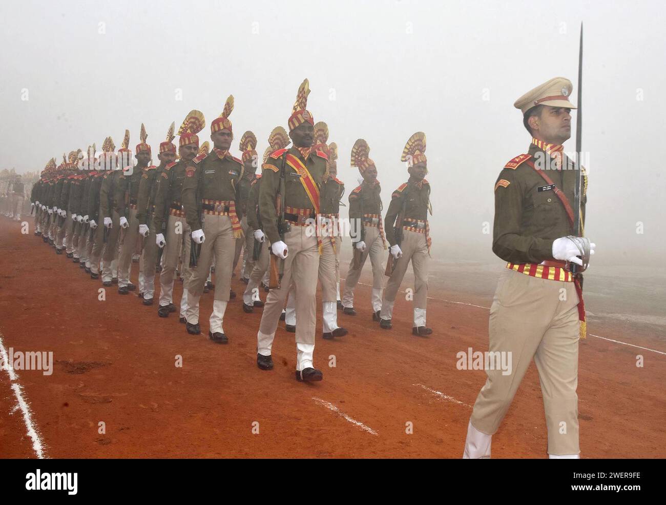 PATNA, INDIA - GENNAIO 26: Il personale della polizia di Bihar marcia durante la 75a Parata del giorno della Repubblica a Gandhi Maidan il 26 gennaio 2024 a Patna, India. L'India si prepara alla celebrazione del platino della Festa della Repubblica del paese di venerdì con un'affascinante mostra della sua abilità militare e del suo ricco patrimonio culturale presso il maestoso "Kartavya Path" di nuova Delhi. Alla vigilia della Festa della Repubblica, giovedì il governo dell'Unione ha annunciato medaglie di Gallantry e di servizio a 1.132 membri del personale di diverse agenzie come le forze paramilitari, la polizia, i vigili del fuoco, la guardia domestica e la protezione civile, e correzione Foto Stock