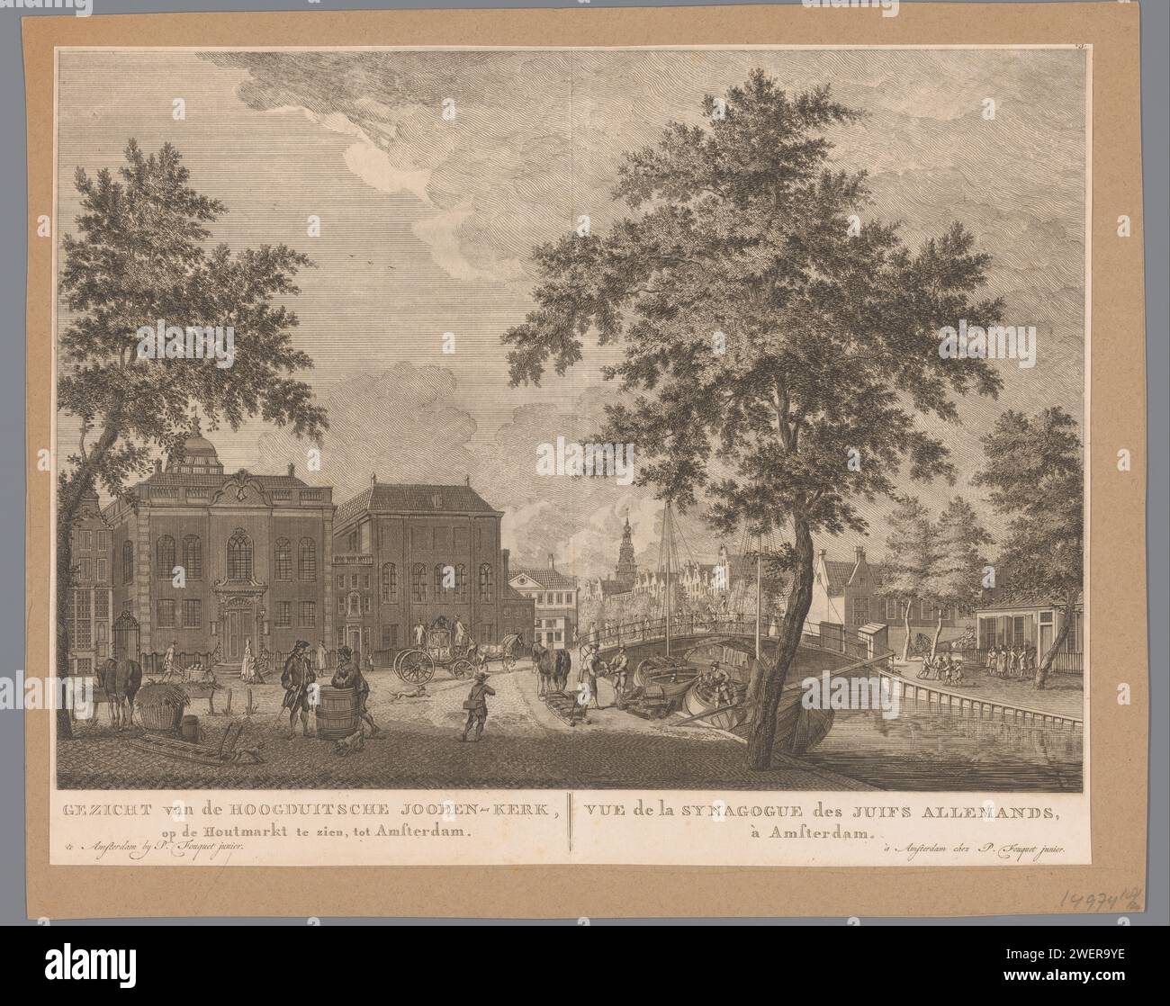 Vista della nuova e grande sinagoga di Amsterdam, Caspar Jacobsz. Philips (forse), dopo Jan de Vlaming, 1768 - 1783 carta stampata incisione sulla sinagoga (come edificio e luogo di culto  religione ebraica). 'Ashkenazim'  comunità ebraiche. via (+ città(-scape) con cifre, personale). ponte in città dall'altra parte del fiume, del canale, ecc. (+ city(-scape) con cifre, personale). Canali, acque (in città) (+ città (-paesaggio) con figure, personale) Sinagoga alta tedesca Foto Stock