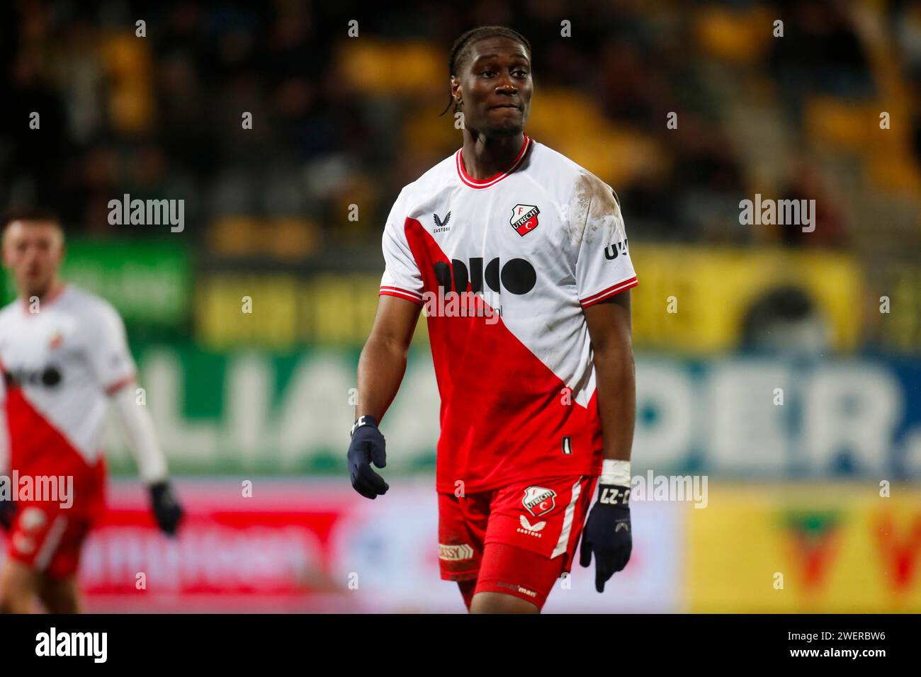 Kerkrade, Paesi Bassi. 26 gennaio 2024. KERKRADE, PAESI BASSI - GENNAIO 26: Gibson Yah del Jong FC Utrecht guarda durante la partita Roda JC Kerkrade tra Jong FC Utrecht al Parkstad Limburg Stadion il 26 gennaio 2024 a Kerkrade, Paesi Bassi. (Foto di Orange Pictures) credito: dpa/Alamy Live News Foto Stock