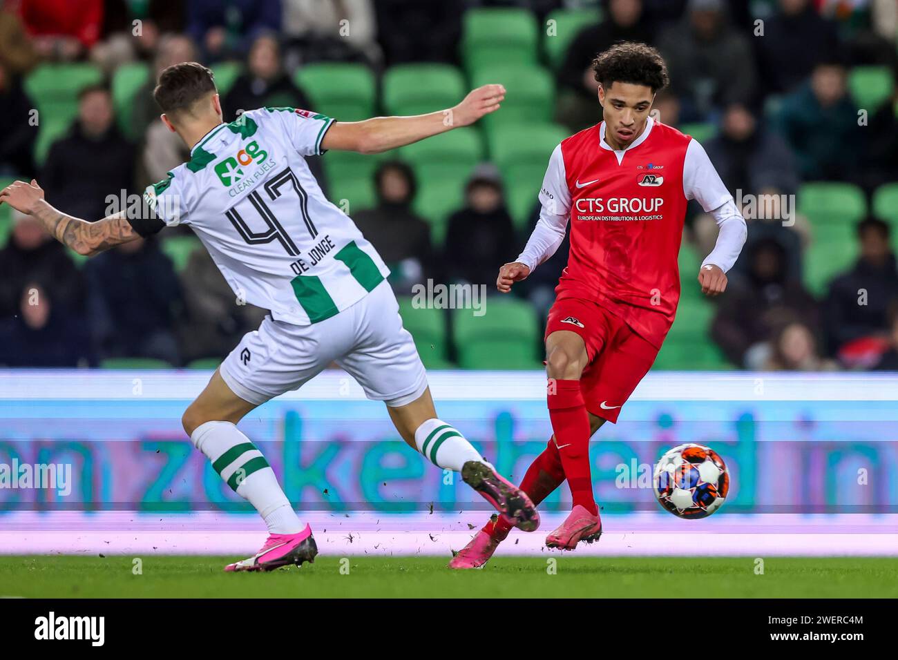 GRONINGEN, LAND WAAR HET PLAATS VINDT - GENNAIO 26: Ro-Zangelo Daal di Jong AZ è sfidato da Tika de Jonge del FC Groningen durante il Keuken Kampioen Divisie match olandese tra FC Groningen e Jong AZ a Euroborg il 26 gennaio 2024 a Groningen, Land waar het plaats vindt. (Foto di Pieter van der Woude/Orange Pictures) Foto Stock