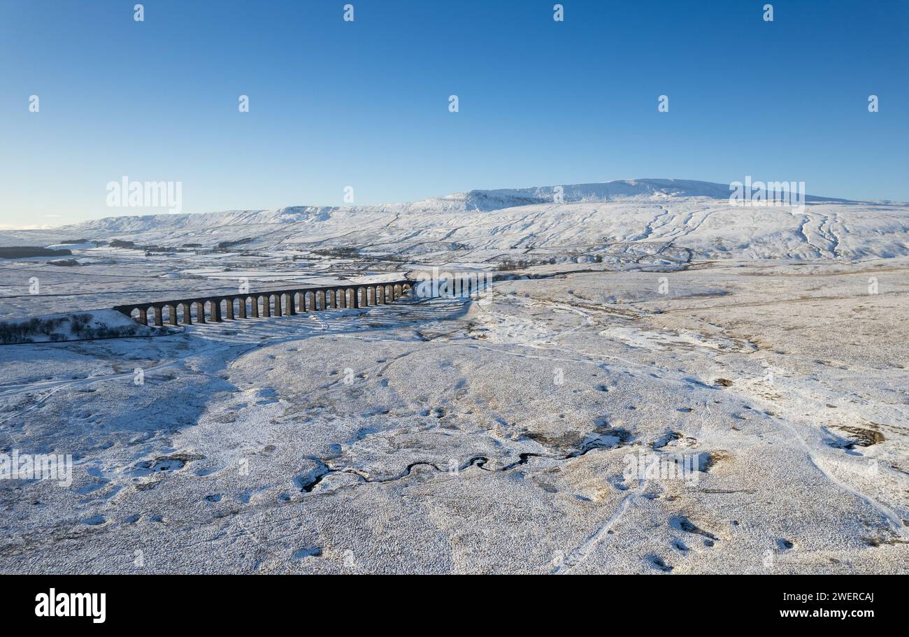 Viadotto del Ribblehead e Whernside in una giornata invernale innevata. North Yorkshire, Regno Unito. Foto Stock