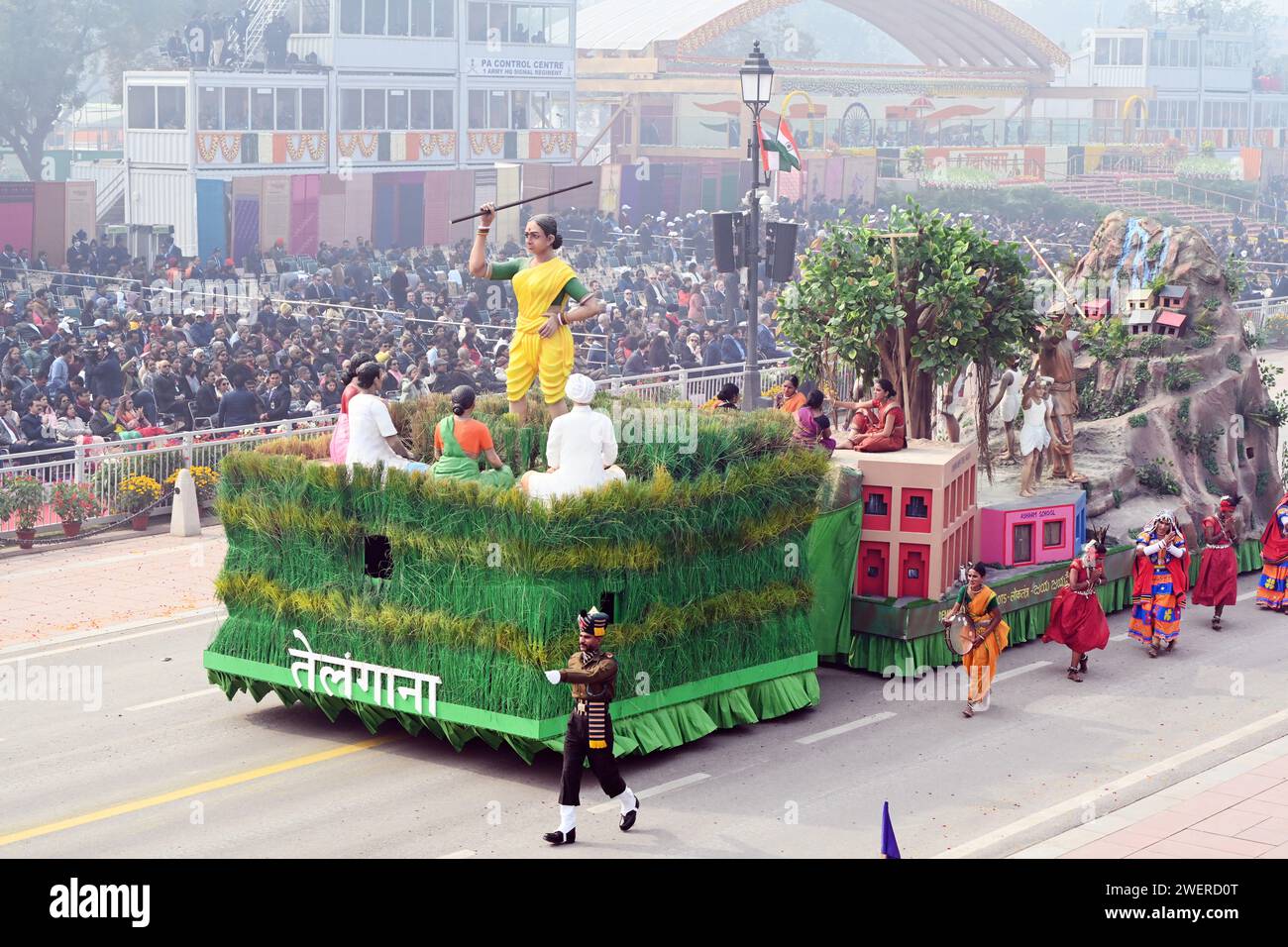 NEW DELHI, INDIA - GENNAIO 26: Gli artisti si esibiscono accanto ai tableaux di Telangana durante la 75th Republic Day Parade 2024, al Kartavya Path, il 26 gennaio 2024 a nuova Delhi, India. L'India si prepara alla celebrazione del platino della Festa della Repubblica del paese di venerdì con un'affascinante mostra della sua abilità militare e del suo ricco patrimonio culturale presso il maestoso "Kartavya Path" di nuova Delhi. Alla vigilia della Festa della Repubblica, giovedì il governo dell'Unione ha annunciato medaglie di Gallantry e di servizio a 1.132 membri del personale di diverse agenzie, come le forze paramilitari, la polizia, i vigili del fuoco, il guar domestico Foto Stock