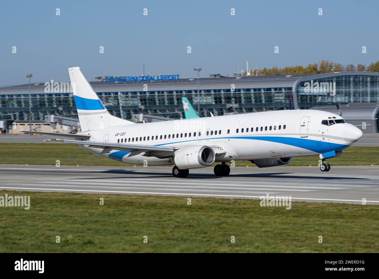 Aerei passeggeri bianchi e blu senza marchio che decollano. Nessun marchio Foto Stock