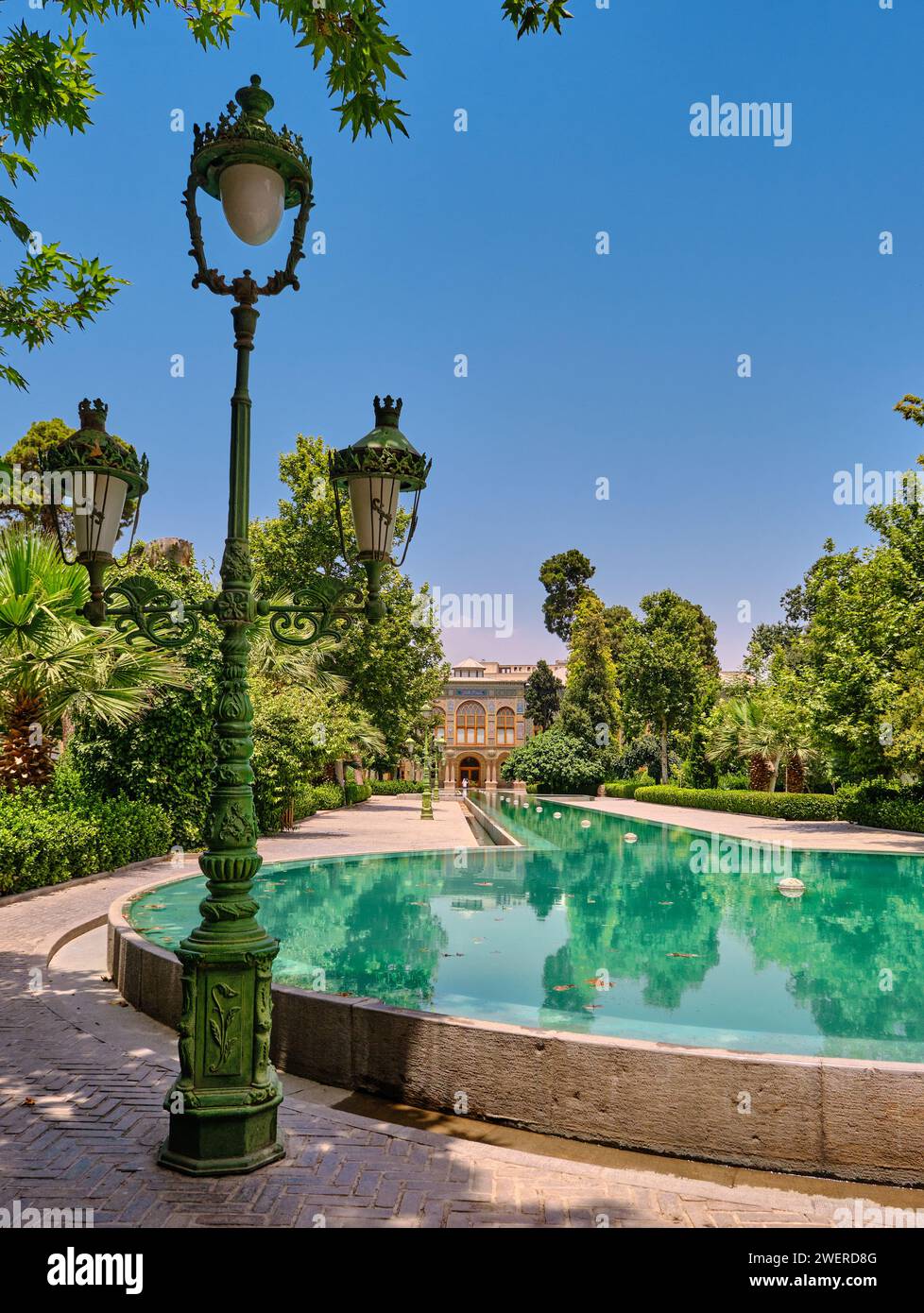 Teheran (Teheran), Iran, 06.24.2023: Stagno d'acqua e superficie d'acqua di riflesso degli alberi del Golestan Palace, Teheran, Iran. Foto Stock
