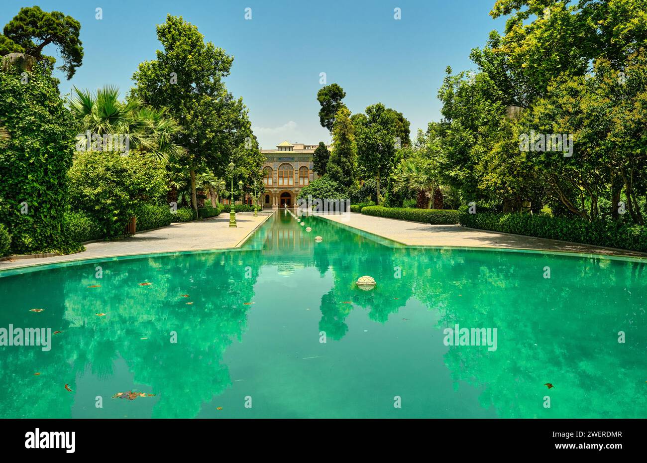 Teheran (Teheran), Iran, 06.24.2023: Stagno d'acqua e superficie d'acqua di riflesso degli alberi del Golestan Palace, Teheran, Iran. Foto Stock