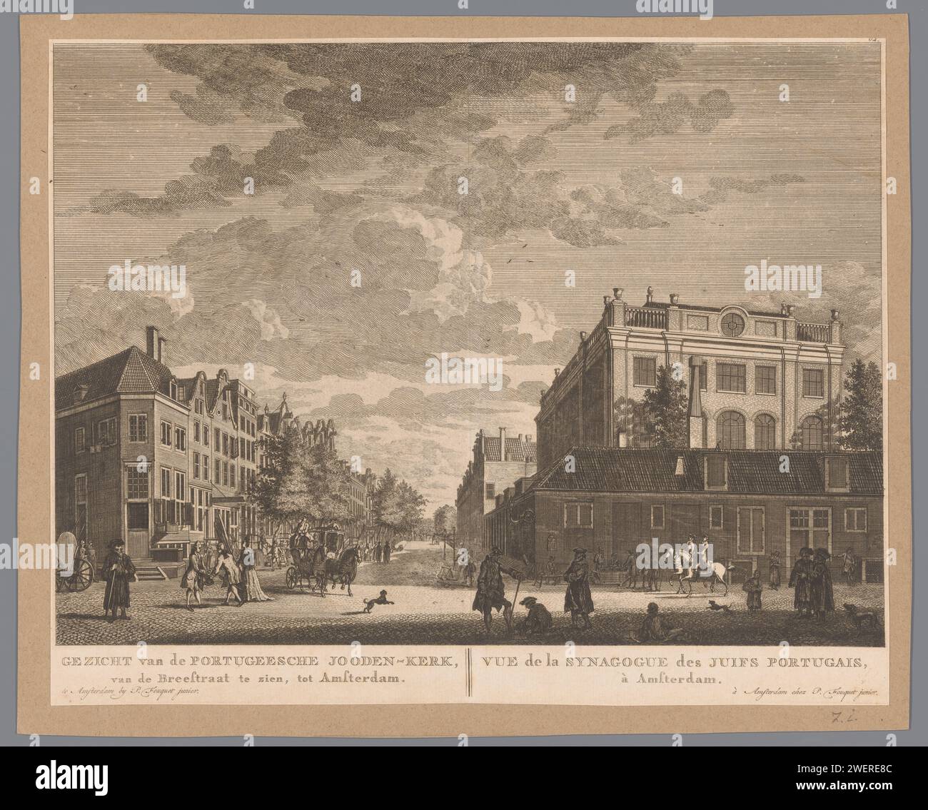 Vista della sinagoga portoghese di Amsterdam, Caspar Jacobsz. Philips (forse), dopo Jan de Vlaming, 1768 - 1783 stampa carta incisione/incisione della sinagoga (come edificio e luogo di culto  religione ebraica). 'Sephardim'  comunità ebraiche. street (+ City(-scape) con figure, personale) sinagoga portoghese. Jodenbreestraat Foto Stock