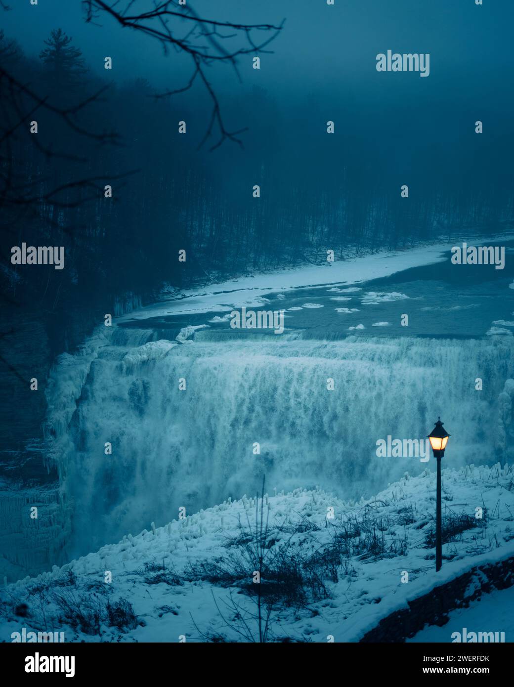 Middle Falls in una notte invernale innevata nel Letchworth State Park, New York Foto Stock