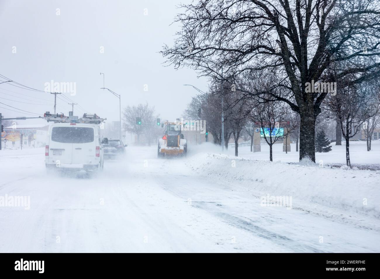 La neve soffia attraverso una strada durante una tempesta invernale. Foto Stock