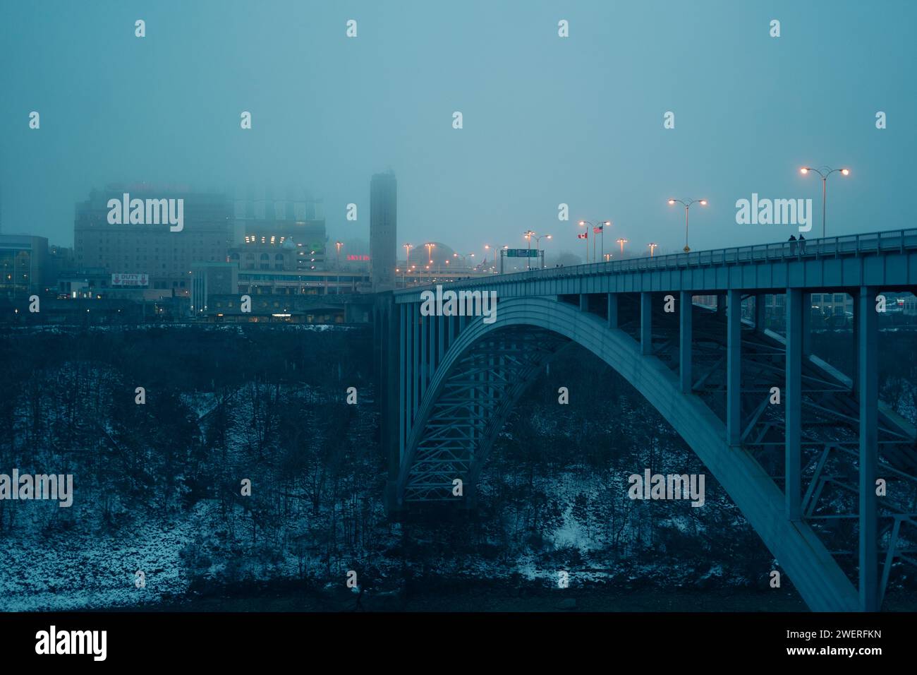 Il Rainbow Bridge di notte, Cascate del Niagara, New York Foto Stock
